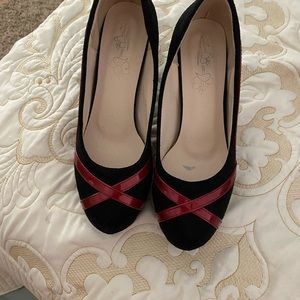 Black with red stripe pump